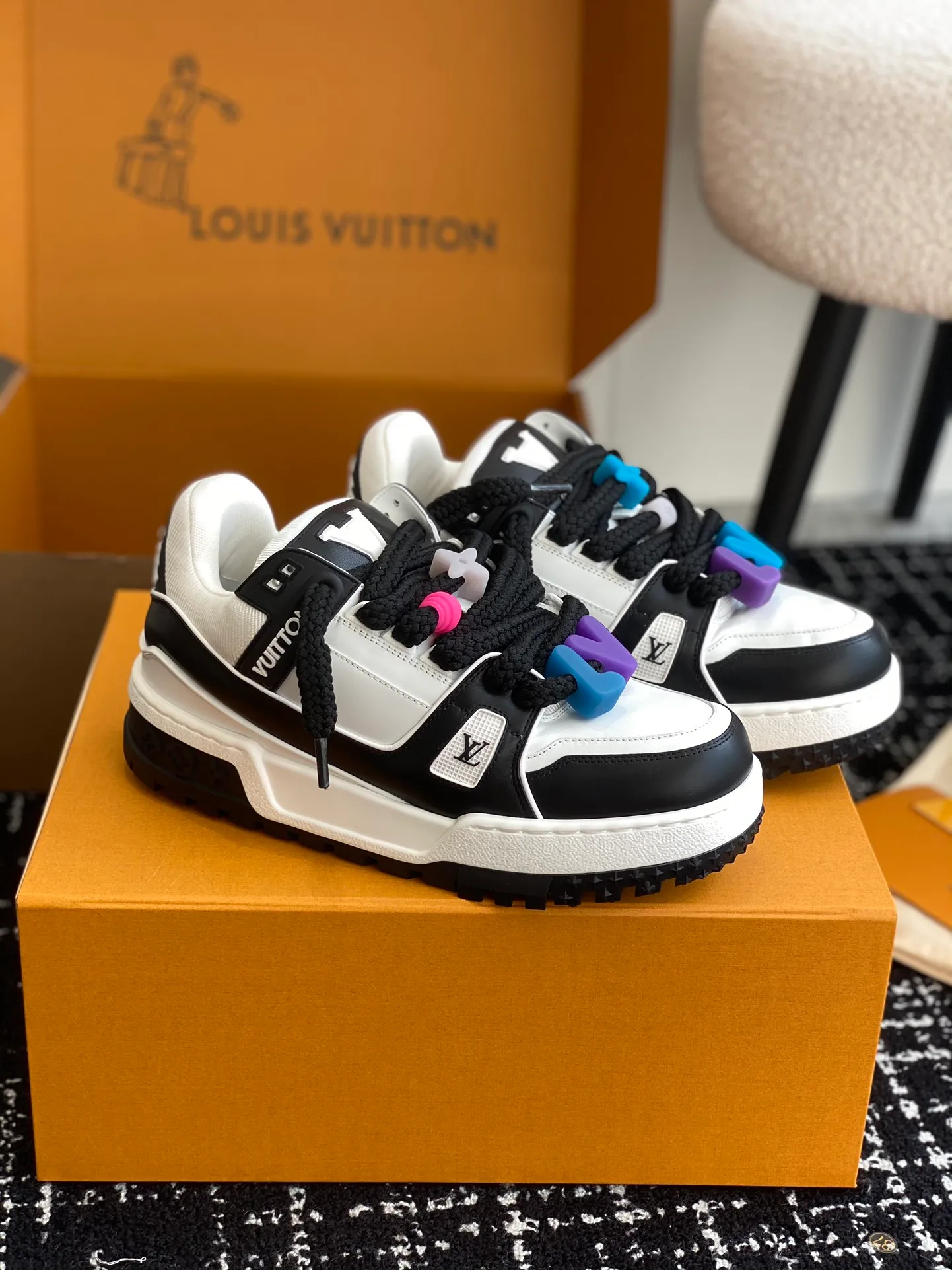 👟👟Ex-factory price 840👟👟 The latest upgraded version of lvtrainer Little Fatty 2023 is the same as the original version. Exclusive mold opening. Market ceiling level. Welcome to compare. At the Louis Vitton 2023 show, the new Trainer was unveiled. The new shoe style did not change much in the upper design, but the shoe shape became wider. Thicker and larger tongues replace the original visual effect. Since the launch of Lanvin bread shoes, this fat shoe style has become more and more popular!  Select imported calfskin/denim splicing/Yangjing material, exclusive molded outsole fasteners, decorative accessories can be removed at will!  Size: #35-45 (⚠️40 for women, 45 for men, customization is non-refundable)